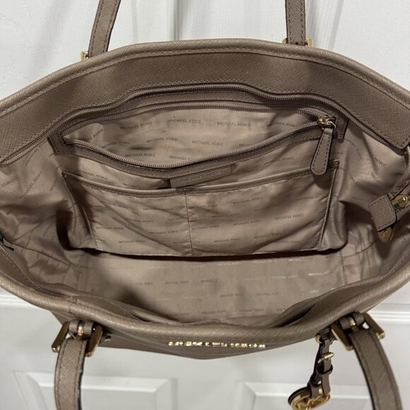 MICHAEL KORS Taupe Leather Jet‎ Set Tote Bag Purse Vacation Brunch Spring Summer - Picture 10 of 15